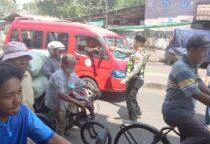 Tebar Kepedulian di Hari Jumat, jajaran Satlantas Polres Metro Jakarta Barat melalui kegiatan Jumat Berkah dengan membagikan nasi kotak kepada masyarakat di depan Pos Lantas Angke, Jumat (24/4/2026) siang.