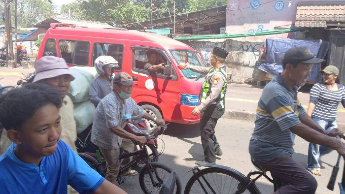 Tebar Kepedulian di Hari Jumat, jajaran Satlantas Polres Metro Jakarta Barat melalui kegiatan Jumat Berkah dengan membagikan nasi kotak kepada masyarakat di depan Pos Lantas Angke, Jumat (24/4/2026) siang.