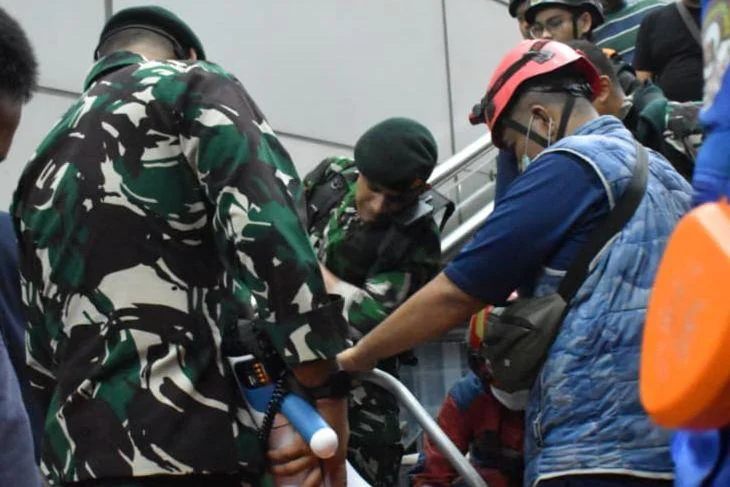 Prajurit Kodam Jaya/Jayakarta Gerak Cepat Kodam Jaya Evakuasi Tabrakan KA dan mengamankan lokasi kecelakaan KA Argo Bromo Anggrek dengan KRL jurusan Cikarang–Jakarta di Jalur 1 dekat Stasiun Bekasi Timur, Senin (27/04/2026) pukul 20.30 WIB.
