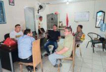 Bhabinkamtibmas Kelurahan Cengkareng Timur Polsek Cengkareng Polres Metro Jakarta Barat Bripka Muhairi melaksanakan kegiatan sambang ke Posko Security Apartemen City Park, RT 08/19, Kecamatan Cengkareng, Jakarta Barat, Selasa (28/4/2026) siang.