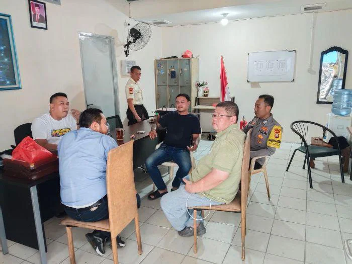 Bhabinkamtibmas Kelurahan Cengkareng Timur Polsek Cengkareng Polres Metro Jakarta Barat Bripka Muhairi melaksanakan kegiatan sambang ke Posko Security Apartemen City Park, RT 08/19, Kecamatan Cengkareng, Jakarta Barat, Selasa (28/4/2026) siang.