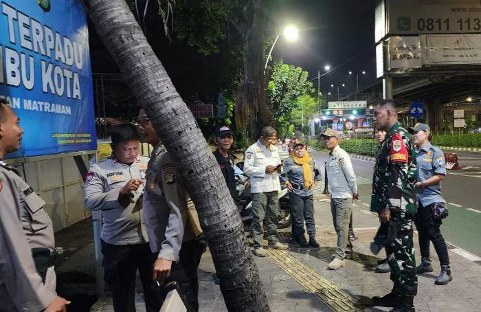 Cegah Gangguan Kamtibmas, Babinsa Koramil 02/Matraman bersama unsur Komduk melaksanakan kegiatan patroli/siskamling keliling di wilayah Kecamatan Matraman Jakarta Timur,