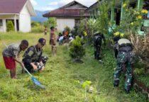 Ciptakan Suasana Nyaman dan Sehat, Satgas Pamtas RI-PNG Yonif 763/SBA bersama para guru dan siswa SD Inpres 82 Bamusbama melaksanakan kegiatan gotong royong membersihkan lingkungan sekolah