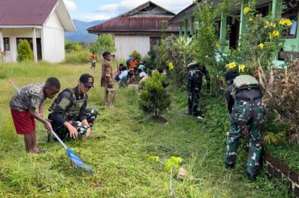 Ciptakan Suasana Nyaman dan Sehat, Satgas Pamtas RI-PNG Yonif 763/SBA bersama para guru dan siswa SD Inpres 82 Bamusbama melaksanakan kegiatan gotong royong membersihkan lingkungan sekolah