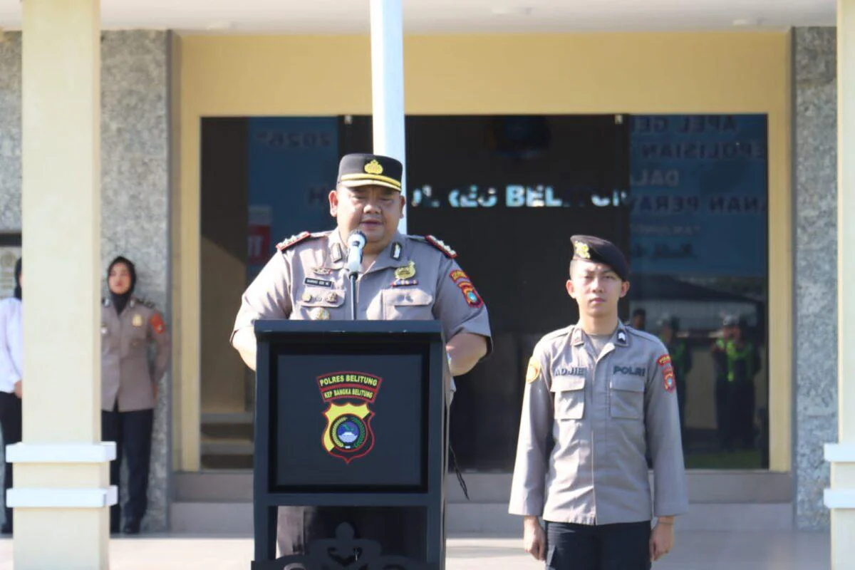Kapolres Belitung Polda Babel AKBP Sarwo Edi Wibowo, S.I.K., berikan penghargaan kepada personel berprestasi diikuti oleh seluruh jajaran, mulai dari Wakapolres, para Kabag, Kapolsek, Kasat, Kasi, perwira, hingga personel dan PNS Polres Belitung.