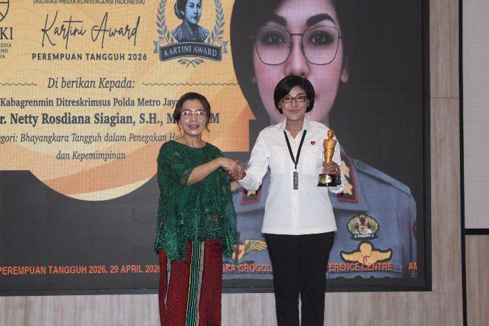 Salah satu penerima penghargaan bergengsi tersebut adalah perwira menengah Polda Metro Jaya, AKBP Dr. Netty Rosdiana Siagian, S.H., M.H., M.M. Acara yang mengusung tema “Perempuan Tangguh” ini digelar di Grand Cendana Aston Kartika Grogol Hotel & Conference Center, Jakarta, Rabu (29/4/2026)
