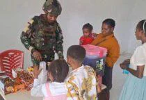 Personel Satgas Pamtas RI PNG Kewilayahan Yonif 763/SBA melaksanakan kegiatan di Pos Aisyo membagikan snack gratis kepada anak-anak di kampung Aisyo, Kabupaten Maybrat, Papua Barat Daya. (30/4/2026).