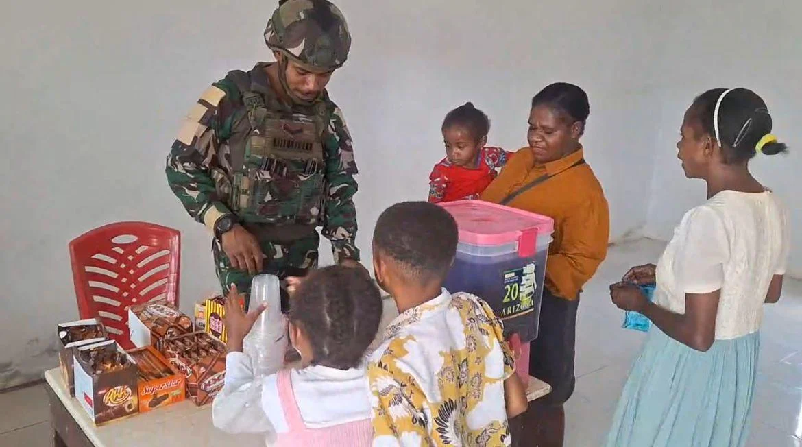Personel Satgas Pamtas RI PNG Kewilayahan Yonif 763/SBA melaksanakan kegiatan di Pos Aisyo membagikan snack gratis kepada anak-anak di kampung Aisyo, Kabupaten Maybrat, Papua Barat Daya. (30/4/2026).
