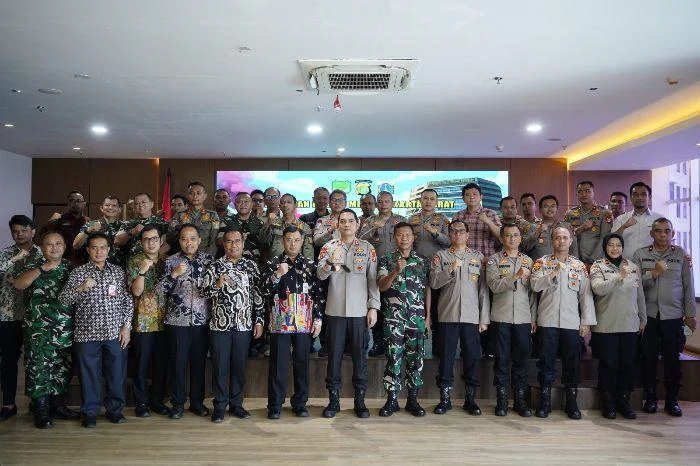 Jaga Kondusifitas May Day, Polres Metro Jakarta Barat menunjukkan komitmennya dalam menjaga keamanan dan kenyamanan masyarakat dengan menggelar Rapat Koordinasi (Rakor) lintas sektoral, Kamis (30/4/2026).