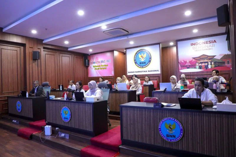 BNN Perkuat Kapasitas Petugas Lewat Sosialisasi Buku Rehabilitasi Anak, BNN menggelar sosialisasi buku lembar balik bertajuk “Mendukung Anak Menuju Pemulihan dari Adiksi Narkotika” secara daring dari Ruang Hoegeng, Gedung BNN, Jakarta Timur, pada Rabu (15/4/2026).
