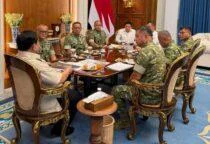 Presiden Prabowo Subianto terima laporan pembangunan 300 jembatan dan renovasi sekolah dari KASAD Jenderal TNI Maruli Simanjuntak