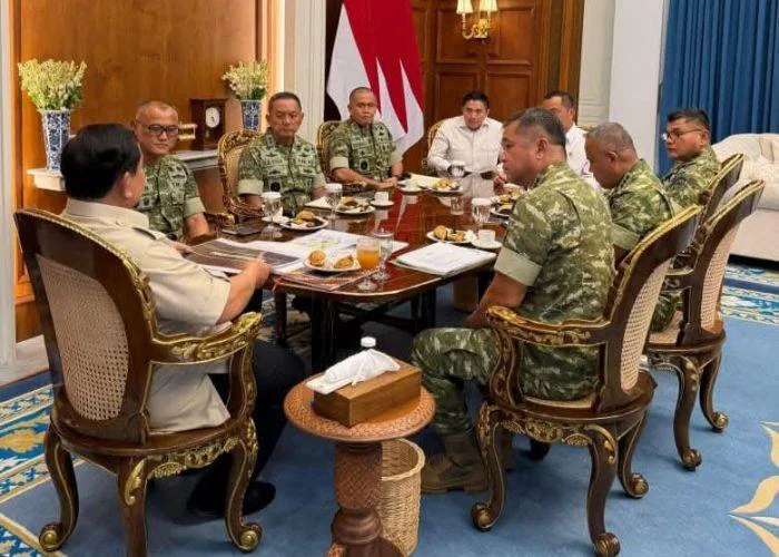 Presiden Prabowo Subianto terima laporan pembangunan 300 jembatan dan renovasi sekolah dari KASAD Jenderal TNI Maruli Simanjuntak