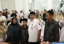 Kecelakaan Kereta di Bekasi, Pemprov DKI Sampaikan Duka dan Beri Santunan, Wagub Rano menyampaikan duka cita mendalam atas wafatnya kedua korban. Ia mengatakan, Pemprov DKI kehilangan sosok yang selama ini berperan dalam pelayanan masyarakat.
