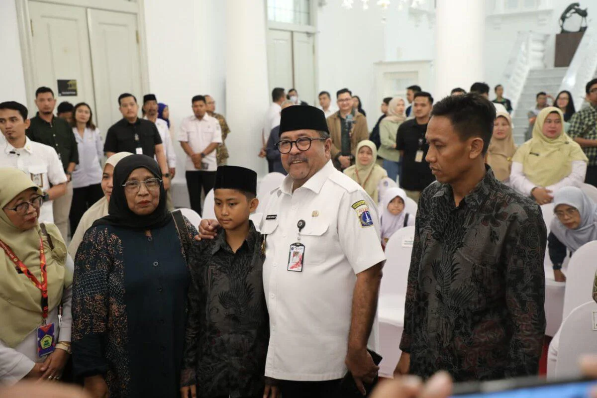 Kecelakaan Kereta di Bekasi, Pemprov DKI Sampaikan Duka dan Beri Santunan, Wagub Rano menyampaikan duka cita mendalam atas wafatnya kedua korban. Ia mengatakan, Pemprov DKI kehilangan sosok yang selama ini berperan dalam pelayanan masyarakat.