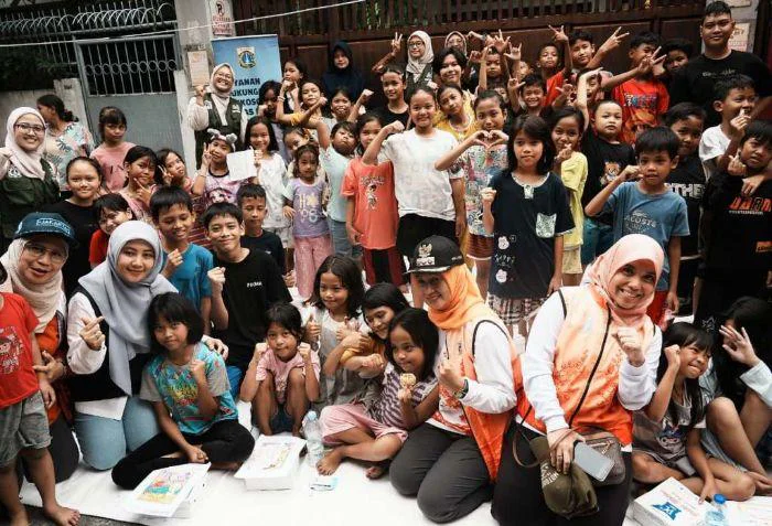 Kebakaran Krendang: Wali Kota Jakarta Barat Iin Mutmainnah Tinjau Lokasi dan serahkan Bantuan warga kebakaran di Jalan Kendang Barat Gang IV, RW 05 dan RW 04 Kelurahan Krendang, Kecamatan Tambora, Minggu (31/5/2026) sore.