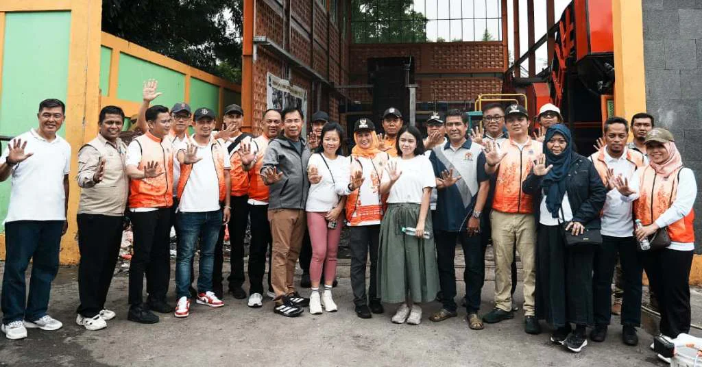 Atasi Bau Sampah, Pemkot Jakbar Uji Coba Eco Lindi di Dua TPS Wilayah Tambora, Kegiatan kerjasama tim dari Kabupaten Sidoarjo, Jawa Timur. Kedatangan tim disambut Wali Kota Jakarta Barat Iin Mutmainnah beserta jajaran, di Kantor Camat Tambora.