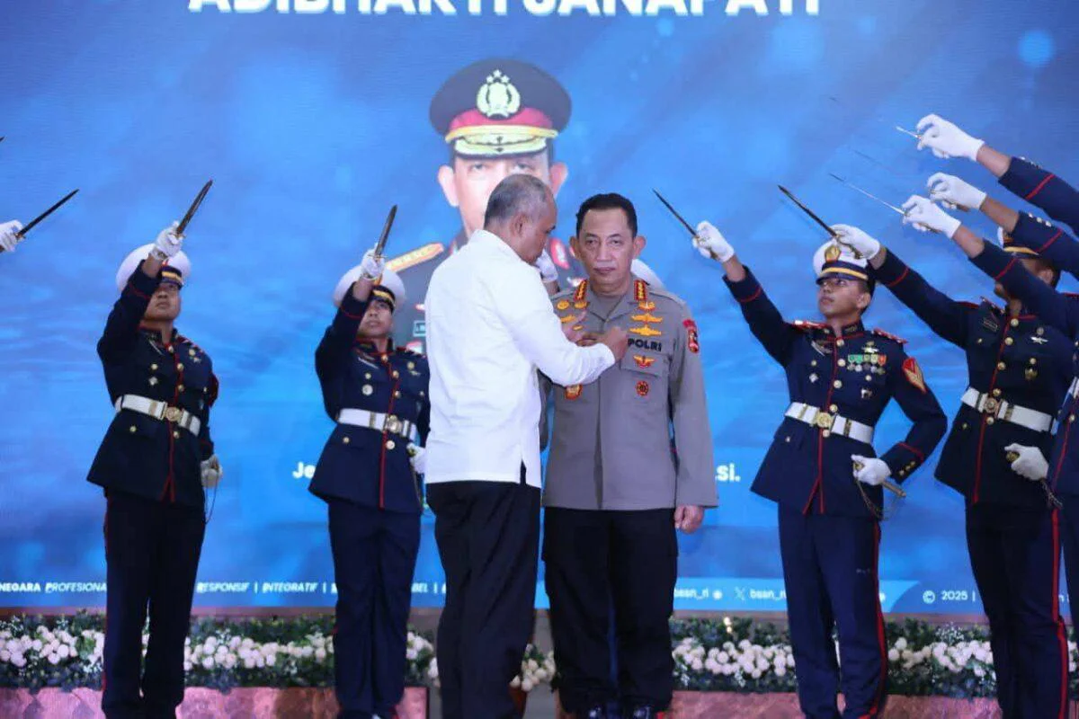 Kapolri Jenderal Listyo Sigit Prabowo Tegaskan Komitmen Perkuat Pertahanan Siber Nasional, saat menerima penghargaan bergengsi Adhi Bhakti Senapati, dari Badan Siber dan Sandi Negara (BSSN) pada Hari Rabu (06/05/2026).