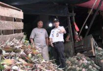 Camat Tambora, Pangestu Aji Swandhanu Kerahkan 150 Personel Gabungan, Tertibkan Kawasan Pasar Angke, Jalan Stasiun Angke, Kelurahan Jembatan Lima, Rabu (6/5/2026).