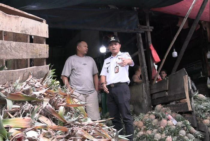 Camat Tambora, Pangestu Aji Swandhanu Kerahkan 150 Personel Gabungan, Tertibkan Kawasan Pasar Angke, Jalan Stasiun Angke, Kelurahan Jembatan Lima, Rabu (6/5/2026).