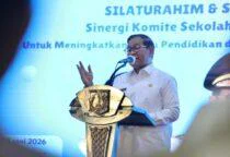 Gubernur DKI Jakarta Pramono Anung saat menghadiri kegiatan Silaturahmi Forum Komunikasi Komite Sekolah (FKKS) Jakarta Timur dan Sinkronisasi Pendidikan antara Komite Sekolah dan Kepala Sekolah di Aula Blok C, Kompleks Wali Kota Jakarta Timur, pada Selasa (5/5/2026)