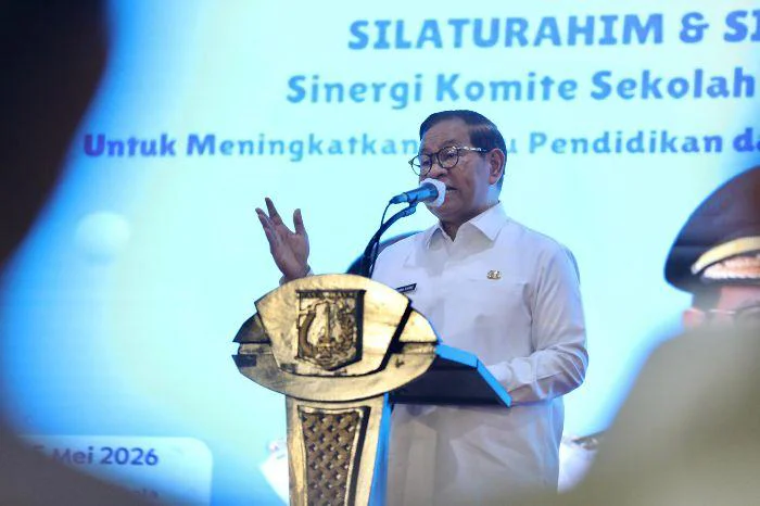 Gubernur DKI Jakarta Pramono Anung saat menghadiri kegiatan Silaturahmi Forum Komunikasi Komite Sekolah (FKKS) Jakarta Timur dan Sinkronisasi Pendidikan antara Komite Sekolah dan Kepala Sekolah di Aula Blok C, Kompleks Wali Kota Jakarta Timur, pada Selasa (5/5/2026)