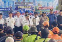 Polsek Tambora Dukung Program TAMPAN, Bhabinkamtibmas Kelurahan Jembatan Lima Polsek Tambora Polres Metro Jakarta Barat Aiptu Resiani Sagita bersama unsur pemerintah kecamatan dan instansi terkait turun langsung ke lapangan menyapa warga 