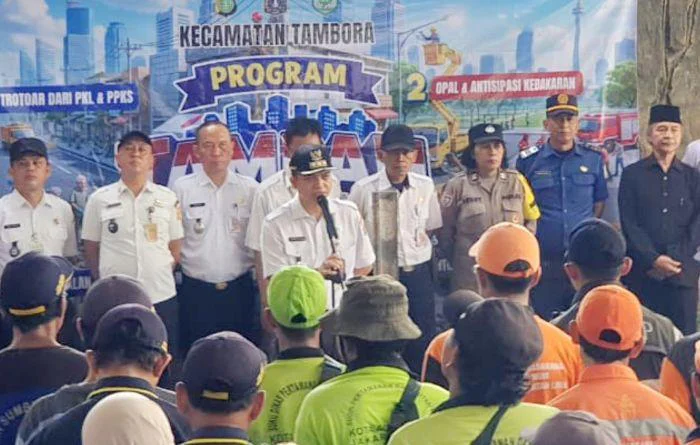 Polsek Tambora Dukung Program TAMPAN, Bhabinkamtibmas Kelurahan Jembatan Lima Polsek Tambora Polres Metro Jakarta Barat Aiptu Resiani Sagita bersama unsur pemerintah kecamatan dan instansi terkait turun langsung ke lapangan menyapa warga 