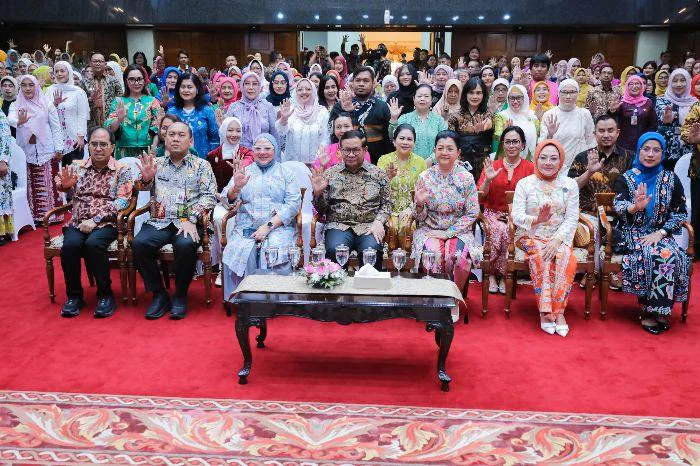 Gubernur DKI Jakarta Pramono Anung saat menghadiri diskusi interaktif Para Kartini Masa Kini: Perempuan Memilih di Balai Agung, Balai Kota Jakarta, pada Kamis (7/5/2026).