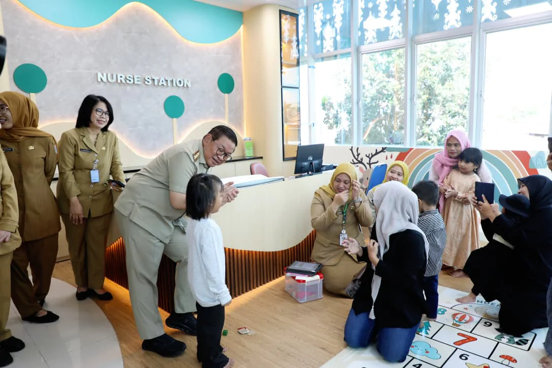 Gubernur DKI Jakarta Pramono Anung meresmikan gedung baru Puskesmas Pembantu (Pustu) Meruya Selatan II, Kecamatan Kembangan, Jakarta Barat, Senin (18/5/2026).
