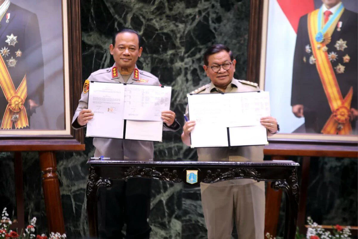 Perkuat Keamanan Ibu Kota, Kapolda Metro Jaya, Komjen Pol Asep Edi Suheri, dan Gubernur DKI Jakarta Pramono Anung Integrasikan 27 Ribu CCTV di Balai Kota DKI Jakarta, Senin(18/5/2026). 