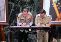 Pemprov DKI dan Polda Metro Jaya Integrasikan CCTV Demi Keamanan, Gubernur DKI Jakarta Pramono Anung dan Kapolda Metro Jaya, Asep Edi Suheri, penandatanganan nota kesepakatan tentang optimalisasi pemanfaatan CCTV di Balai Agung, Balai Kota DKI Jakarta, pada Senin (18/5/2026).