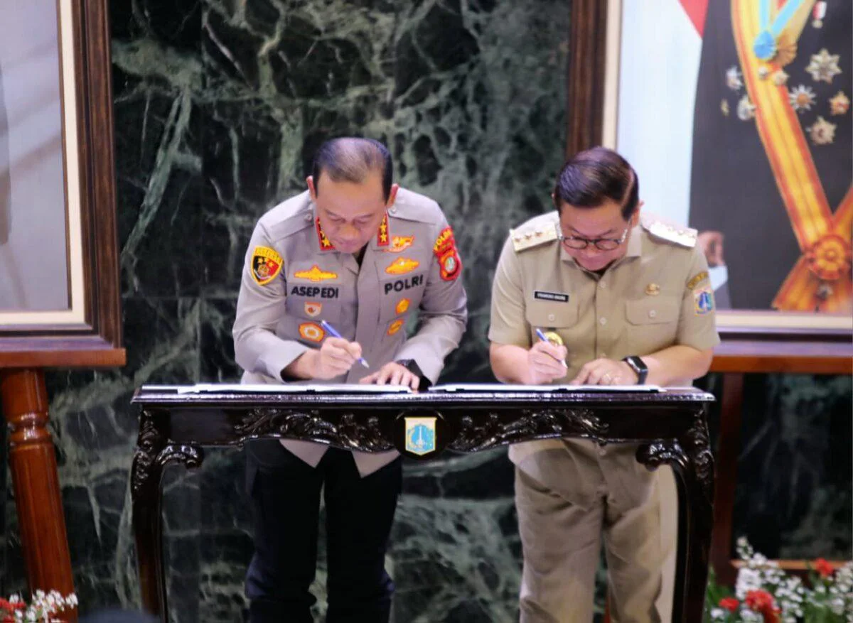 Pemprov DKI dan Polda Metro Jaya Integrasikan CCTV Demi Keamanan, Gubernur DKI Jakarta Pramono Anung dan Kapolda Metro Jaya, Asep Edi Suheri, penandatanganan nota kesepakatan tentang optimalisasi pemanfaatan CCTV di Balai Agung, Balai Kota DKI Jakarta, pada Senin (18/5/2026).