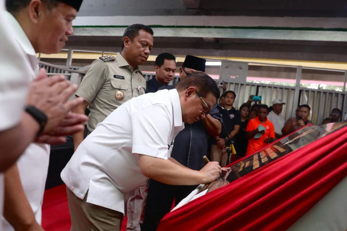 Gubernur DKI Jakarta Pramono Anung meresmikan Arena Ring Tinju di Kawasan Kolong Flyover Pasar Rebo Jakarta Timur, Senin(18/5/2026).