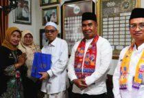 Wali Kota Jakarta Barat Iin Mutmainnah Silaturahmi ke Ulama KH Fasyani Hatta dan istri, didampingi Camat Kebon Jeruk Agus Mulyadi, Lurah Sukabumi Selatan Anjas Umaryadi dan perangkat wilayah setempat. 