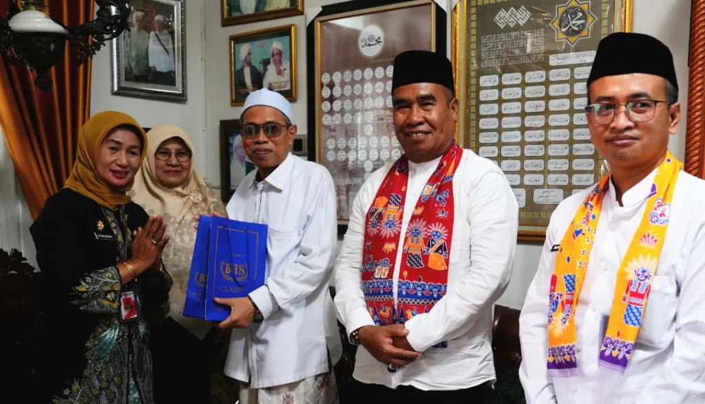 Wali Kota Jakarta Barat Iin Mutmainnah Silaturahmi ke Ulama KH Fasyani Hatta dan istri, didampingi Camat Kebon Jeruk Agus Mulyadi, Lurah Sukabumi Selatan Anjas Umaryadi dan perangkat wilayah setempat. 