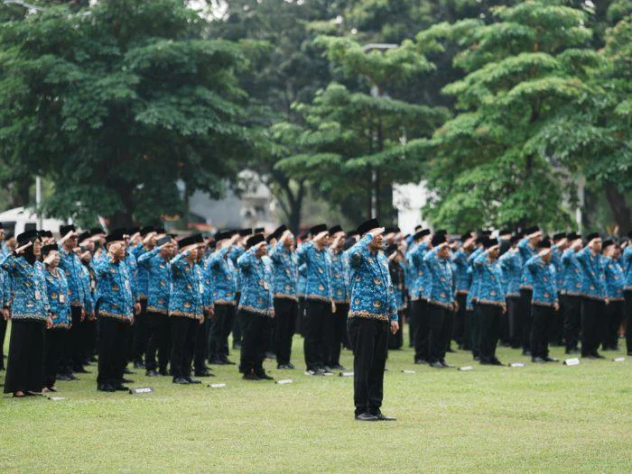Peringkatan Harkitnas ke-118, Wakil Wali Kota Jakarta Barat Yuli Hartono memimpin langsung jalannya prosesi pengibaran bendera Merah Putih di halaman Kantor Wali Kota Jakarta Barat, Rabu (20/5/2026).