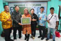 Wali Kota Jakarta Barat Iin Mutmainnah saat meresmikan Bale Warga "MH Thamrin" RW 07 Taman Sari didampingi Camat Taman Sari Simson Hutagalung, Plt Lurah Maphar, Iqbal Siregar, FKDM, LMK, PKK serta para ketua RW di lingkungan RW 07 Kelurahan Taman Sari.