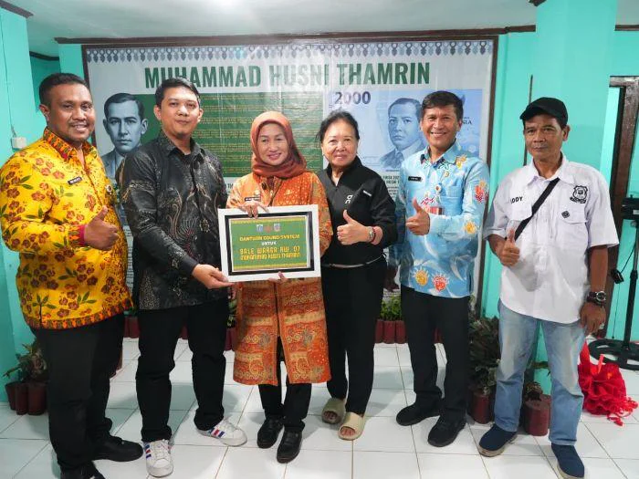 Wali Kota Jakarta Barat Iin Mutmainnah saat meresmikan Bale Warga "MH Thamrin" RW 07 Taman Sari didampingi Camat Taman Sari Simson Hutagalung, Plt Lurah Maphar, Iqbal Siregar, FKDM, LMK, PKK serta para ketua RW di lingkungan RW 07 Kelurahan Taman Sari.