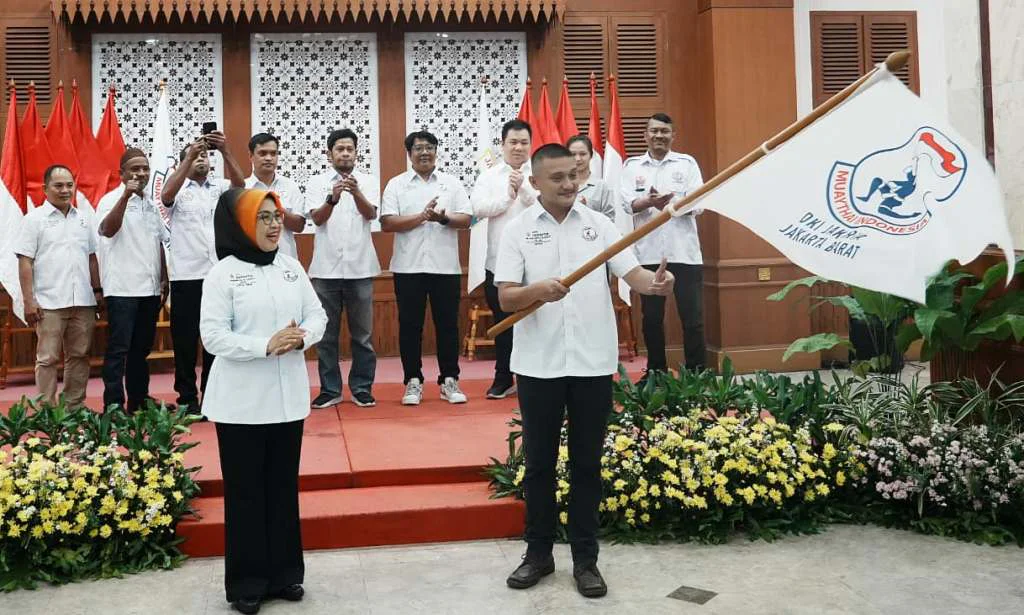 Ketua Muaythai DKI Muaythai DKI Jakarta, Sylviana Murni, serta disaksikan oleh Wali Kota Jakarta Barat, Iin Mutmainnah, dilantik dan dikukuhkan Pengurus Jakbar Periode 2026-2030 di Ruang Ali Sadikin, Kantor Wali Kota Jakarta Barat, pada Jumat (29/5/2026) sore.