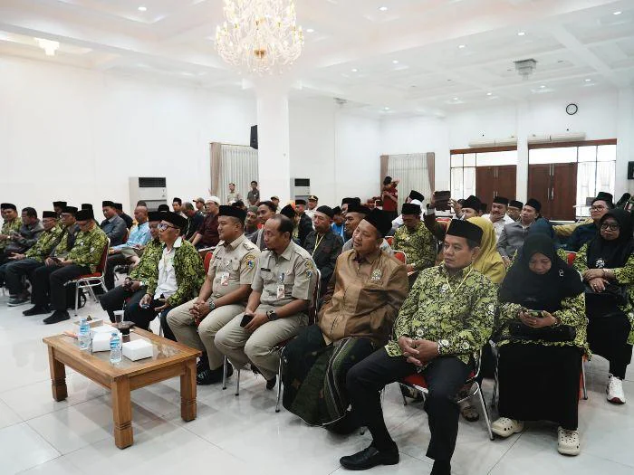 DMI Jakarta Barat, Ketua DMI Provinsi DKI Jakarta, KH Ma’mun Al-Ayyubi, Sekretaris Kota (Sekko) Jakarta Barat, Firmanuddin Ibrahim didampingi Wakil Camat Gropet, RM Pradana Putra, Lurah Grogol Ady Saputro, di Aula Serba Guna Masjid Agung Al-Muchlisin, Grogol Petamburan, Selasa (5/5/2026).