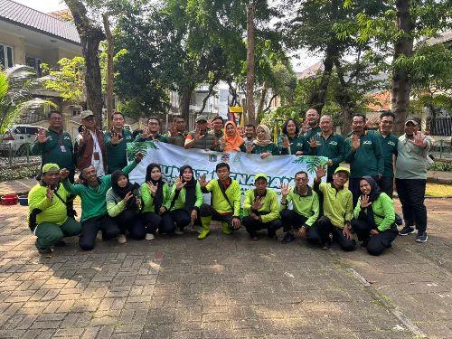 Jumat Menanam, Kepala Sudis Tamhut Jakarta Barat, Dirja Kusuma, bersama Dinas Tamhut Grogol Petamburan, Lurah Jelambar dan Pasukan hijau Gropet Jakbar menanam pohon di Taman Pasir, RW 02 Kelurahan Jelambar, Kecamatan Grogol Petamburan.