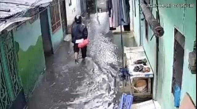 Dampak Proyek Kali Apuran, Pemukiman di RW 06 Cengkareng Barat Terendam Air, Lurah Cengkareng Barat, Mustika Berliantoro mengatakan bahwa pihaknya telah membahas permasalahan genanganan sebagai dampak pembangunan pintu air Kali Apuran. 