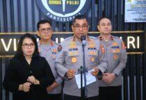 May Day 2026, Kepala Divisi Humas Polri Irjen Pol. Johnny Eddizon Isir mengatakan, Polri memberikan apresiasi kepada massa buruh yang telah menyampaikan aspirasi dengan tertib, damai, dan menghormati aturan yang berlaku.