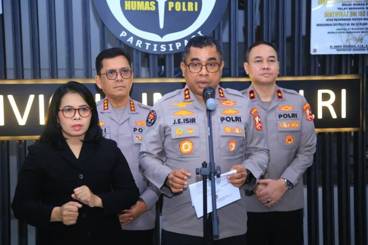May Day 2026, Kepala Divisi Humas Polri Irjen Pol. Johnny Eddizon Isir mengatakan, Polri memberikan apresiasi kepada massa buruh yang telah menyampaikan aspirasi dengan tertib, damai, dan menghormati aturan yang berlaku.