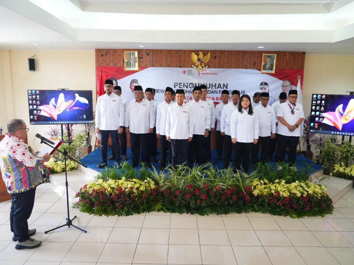 Ketua PMI Provinsi DKI Jakarta, Beky Mardani, mengukuhkan Dewan Kehormatan dan Pengurus Penggantian Antarwaktu (PAW) PMI Kota Jakarta Barat masa bakti 2025–2027 di Aula Lantai 3 Markas PMI Jakarta Barat, Kamis (7/5/2026).