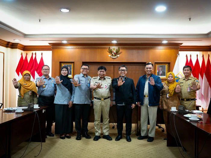 Pemkot Jakarta Barat, Wakil Wali Kota Jakarta Barat, Yuli Hartono menerima audiensi Kemenkumham Daerah Khusus Jakarta di Ruang Rapat Wali Kota.