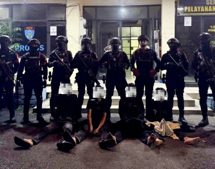 Tim Patroli Kompi 2 Batalyon D Pelopor Satbrimob Polda Metro Jaya amankan diduga pengedar Tembakau Sintetis, 4 Remaja di Bekasi, Sabtu (23/5/2026)