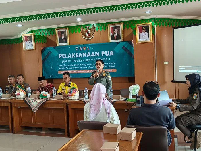 Satpol PP Kebon Jeruk Gelar Forum PUA di Sukabumi Selatan untuk Serap Aspirasi Warga, di Aula Kantor Kelurahan Sukabumi Selatan, Jakarta Barat, pada Kamis (21/5/2026). Kegiatan ini diinisiasi sebagai ruang dialog interaktif