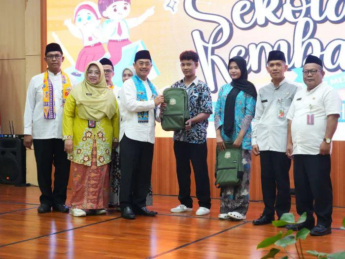 Dinas Pendidikan DKI Luncurkan Program 'Sekolah Kembali' di Jakarta Barat, Kepala Dinas Pendidikan, Nahdiana bersama jajarannya serta Asisten Kesejahteraan Setko Jakarta Barat, Depika Romadi.