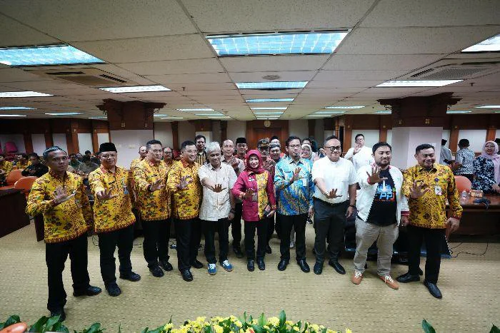 Wali Kota Jakarta Barat Iin Mutmainnah hadir dalam acara diskusi publik bertajuk 'Transportasi dan Jalan dalam Menuju Akselerasi Ekonomi di Kota Jakarta Barat'  digelar FPPJ di Ruang Wijaya Kusuma Kantor Wali Kota Jakarta Barat, Kamis (7/5/2026). 
